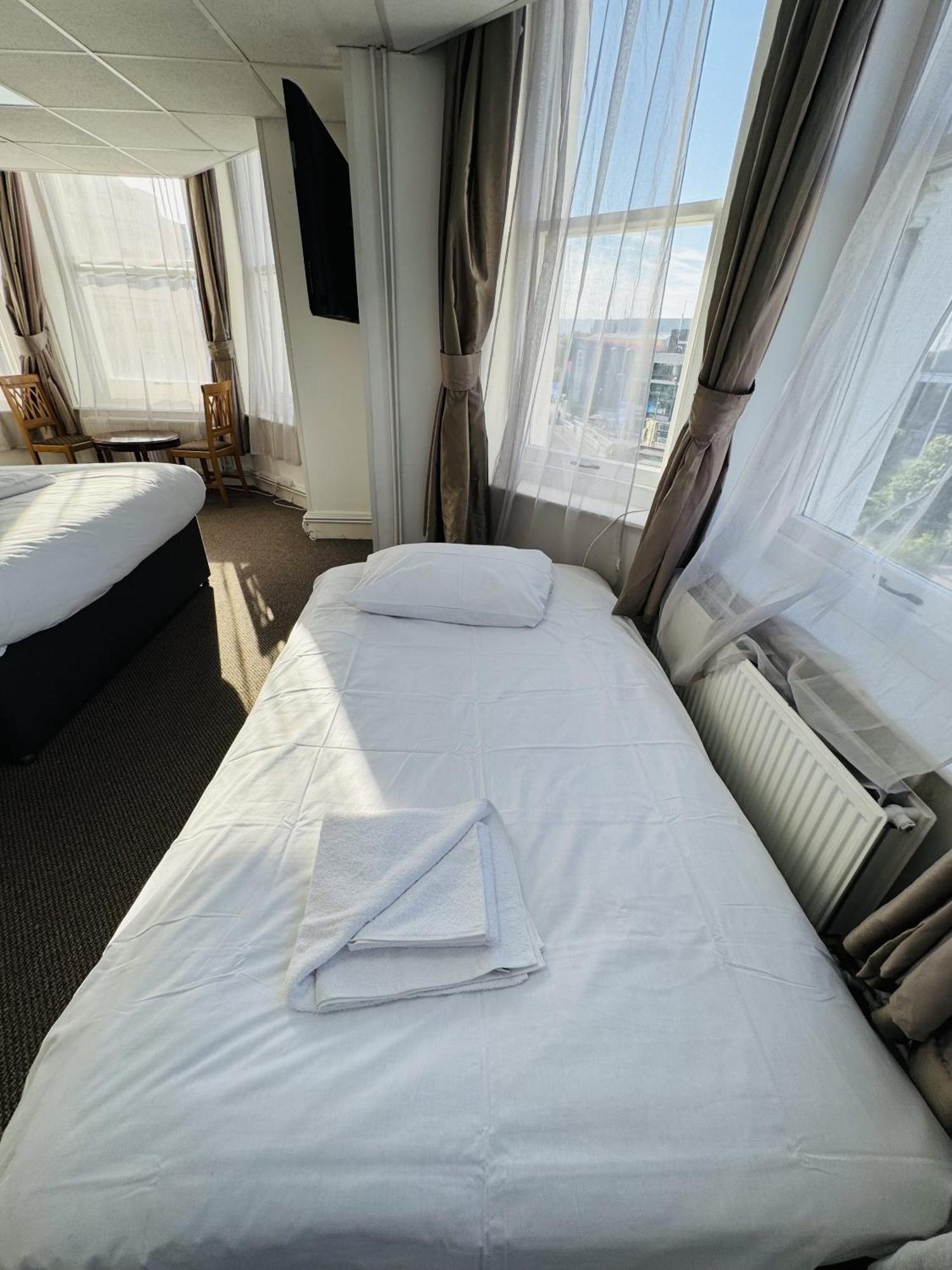 Carlton Court Hotel Eastbourne Room photo